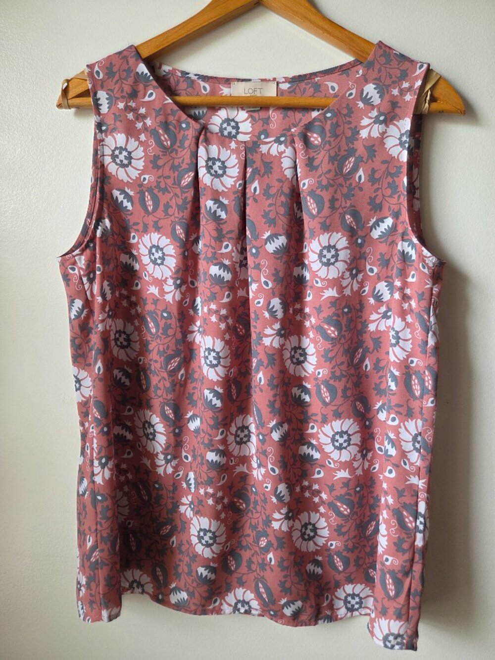 EUC LIKE NEW LOFT FLORAL PLEATED PRINT SLEEVELESS TOP SIZE M